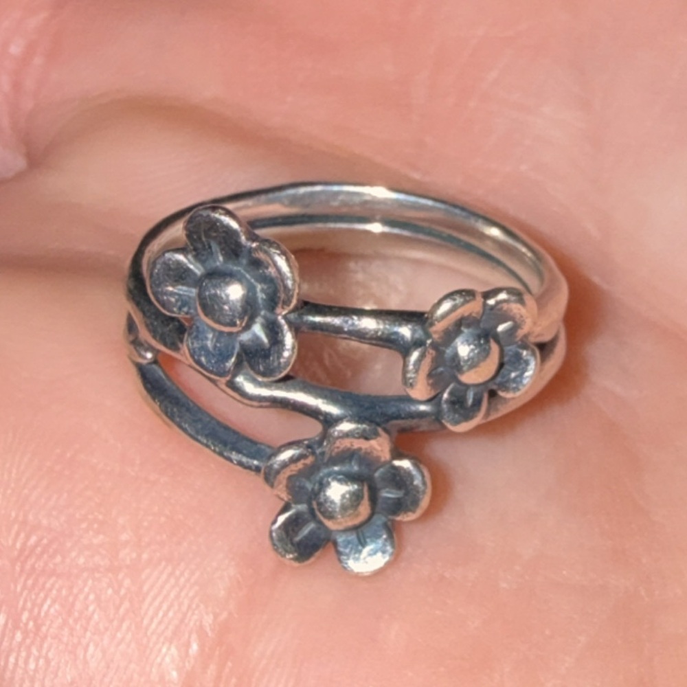 *RETIRED* James Avery Ring - Budding vine ring. 

USED
